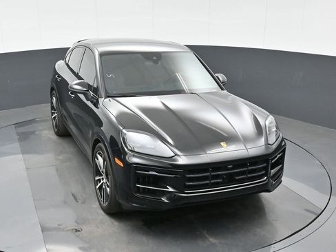 Certified 2024 Porsche Cayenne Coupe AWD/4WD image 32