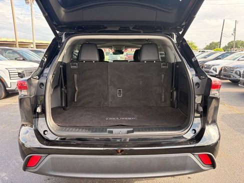 Used 2023 Toyota Highlander XLE AWD/4WD image 6