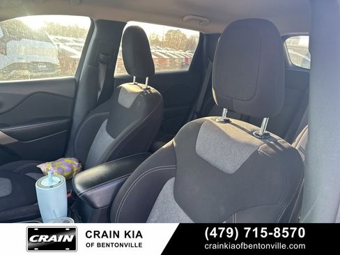 Used 2018 Jeep Cherokee Latitude w/ Altitude Package image 17