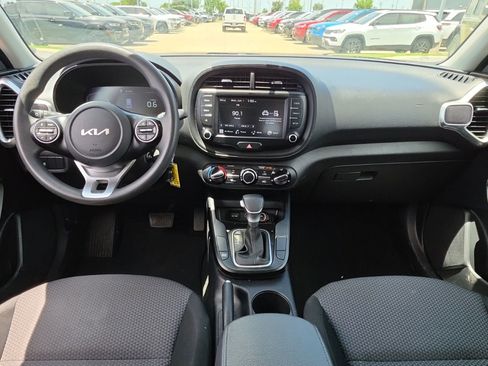 Used 2023 Kia Soul LX w/ LX Technology Package FWD image 18