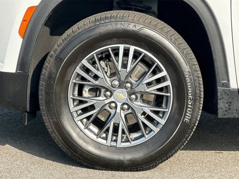 Used 2024 Chevrolet Traverse LT image 32