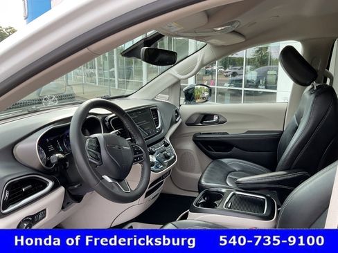 Used 2024 Chrysler Pacifica Touring-L FWD image 28