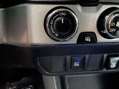 Used 2020 Toyota Tacoma SR5 image 40