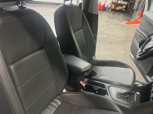Used 2018 Volkswagen Tiguan SE w/ Panoramic Sunroof Package FWD image 23