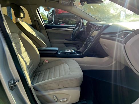 Used 2019 Ford Fusion SE image 16