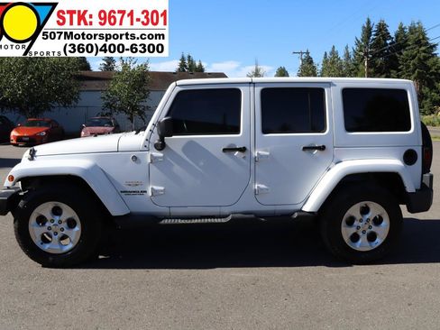 Used 2013 Jeep Wrangler Unlimited Sahara w/ Connectivity Group AWD/4WD image 9
