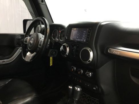 Used 2015 Jeep Wrangler Unlimited Rubicon AWD/4WD image 17