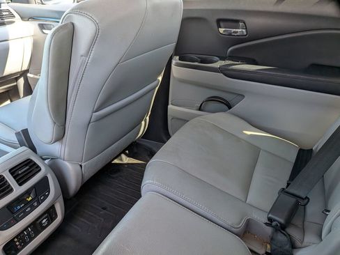 Used 2018 Honda Pilot Touring image 32