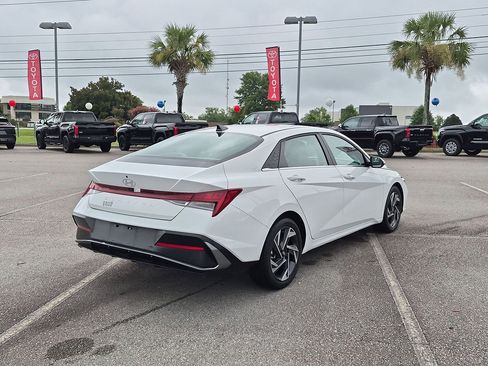 Used 2025 Hyundai Elantra SEL FWD image 3