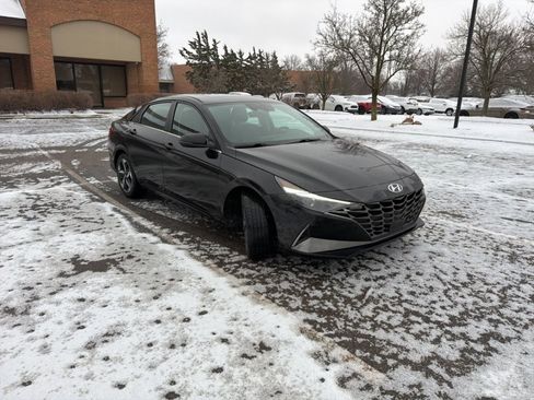 Used 2021 Hyundai Elantra SEL w/ Convenience + Premium Package image 4