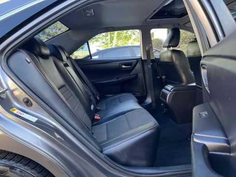 Used 2017 Toyota Camry SE w/ Moonroof Package image 39