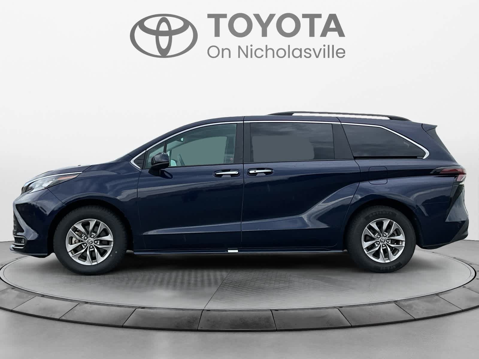 Used 2025 Toyota Sienna XLE FWD image 2