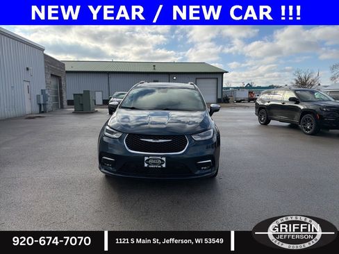 Used 2022 Chrysler Pacifica Limited image 3