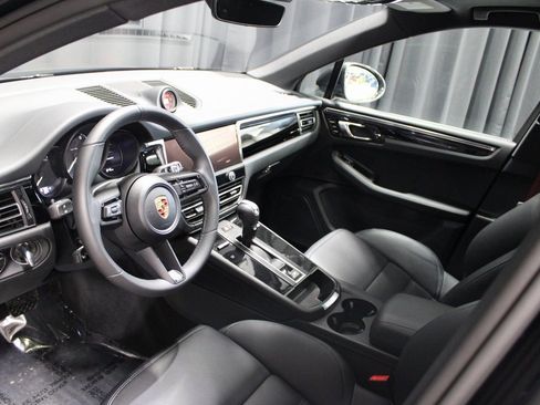 Used 2025 Porsche Macan AWD/4WD image 4