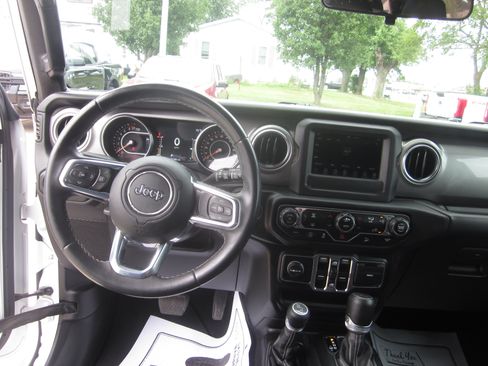 Used 2019 Jeep Wrangler Unlimited Sahara AWD/4WD image 12