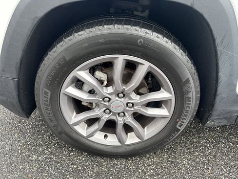 Used 2024 GMC Terrain SLT image 11