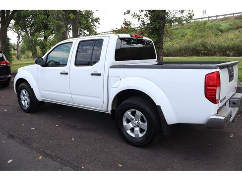 Used 2013 Nissan Frontier SV w/ SV Value Truck Pkg AWD/4WD image 4