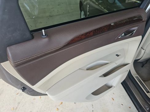 Used 2011 Cadillac SRX Luxury image 35