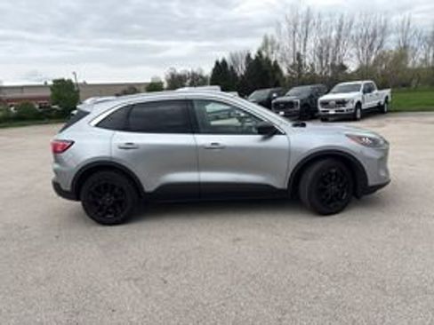 Used 2022 Ford Escape SE w/ Cold Weather Package FWD image 3