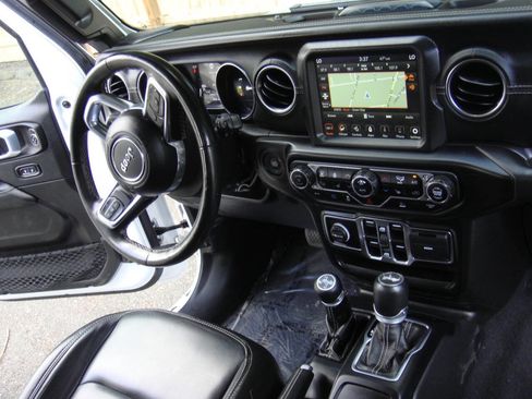 Used 2022 Jeep Wrangler Unlimited Sahara w/ Cold Weather Group image 15
