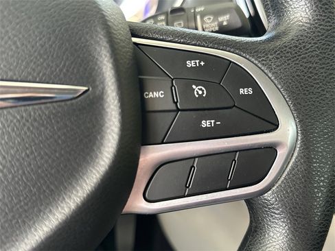 Used 2020 Chrysler Pacifica Touring image 21