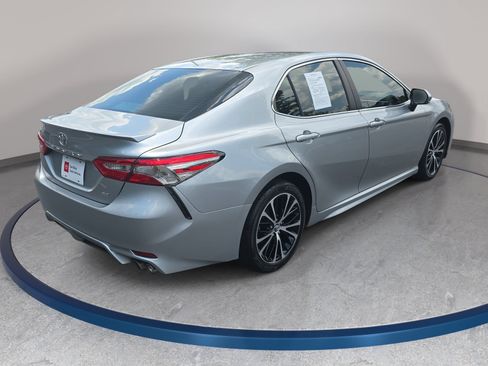 Used 2018 Toyota Camry SE w/ Moonroof Package FWD image 5