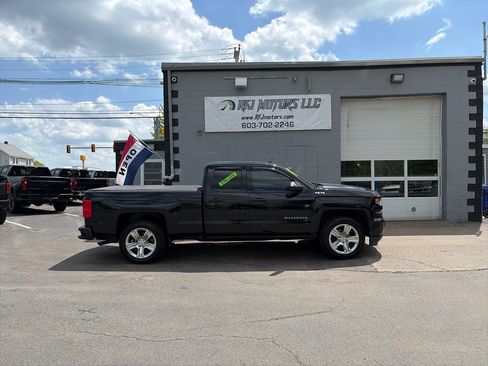 Used 2019 Chevrolet Silverado 1500 Custom w/ Custom Convenience Package AWD/4WD image 2