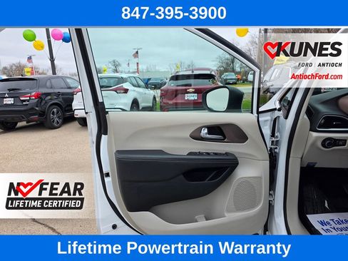 Used 2024 Chrysler Voyager LX FWD image 13