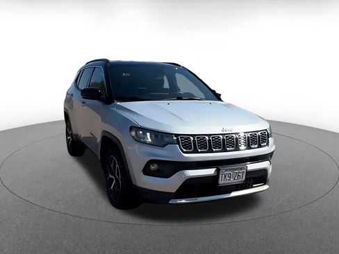 Used 2025 Jeep Compass Limited AWD/4WD image 3