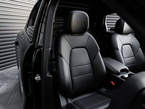 Certified 2024 Porsche Cayenne AWD/4WD image 35