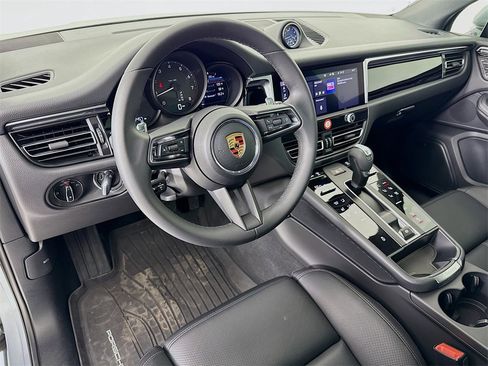 Certified 2025 Porsche Macan image 4