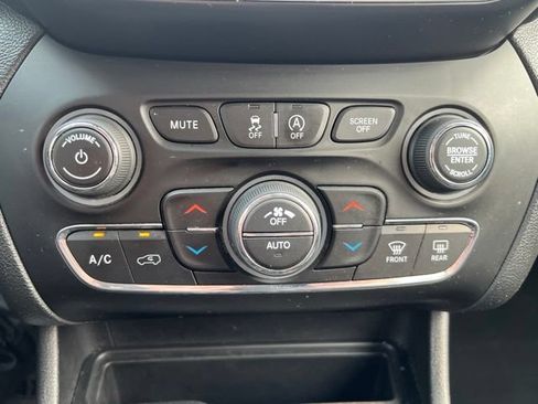 Certified 2019 Jeep Cherokee Limited AWD/4WD image 29