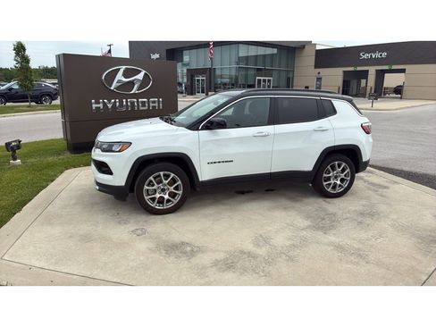 Used 2025 Jeep Compass Limited AWD/4WD image 2