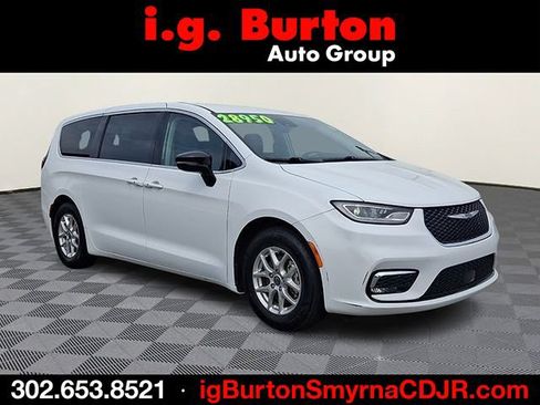 Used 2024 Chrysler Pacifica Touring-L FWD image 1