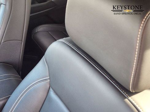 Used 2023 Chevrolet Traverse LT image 16