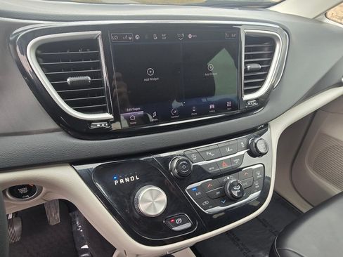Used 2023 Chrysler Pacifica Touring-L image 20