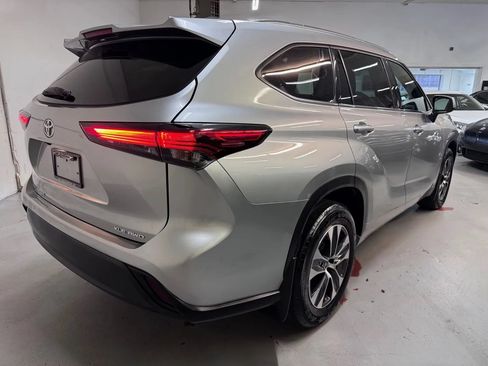 Used 2020 Toyota Highlander XLE AWD/4WD image 3