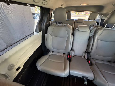 Used 2025 Toyota Sienna XLE FWD image 38