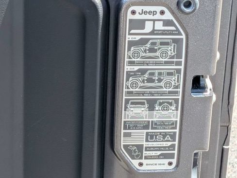 Used 2022 Jeep Wrangler Unlimited Sahara w/ Safety Group AWD/4WD image 16