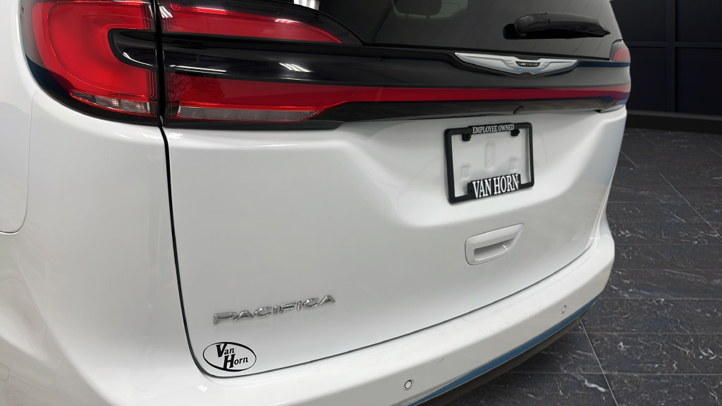 Used 2024 Chrysler Pacifica Touring-L FWD image 39