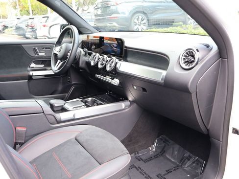 Used 2023 Mercedes-Benz GLB 250 image 27