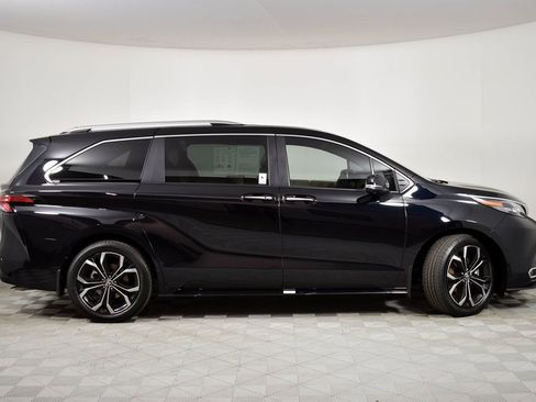 Certified 2025 Toyota Sienna Platinum image 3