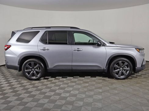 Used 2025 Honda Pilot Sport image 18