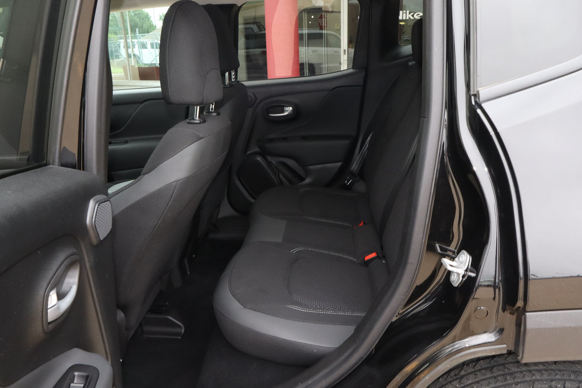 Used 2023 Jeep Renegade Altitude w/ Sun/Sound Group AWD/4WD image 8