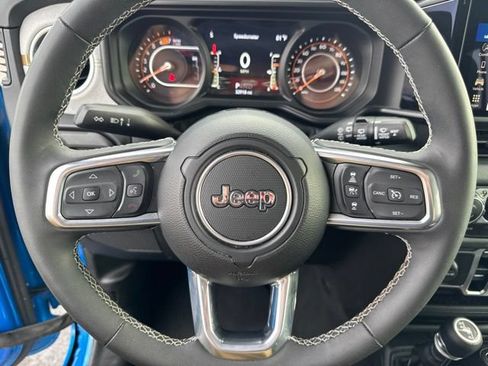 Used 2025 Jeep Wrangler Unlimited Sahara AWD/4WD image 34