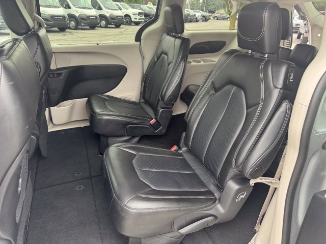 Certified 2024 Chrysler Pacifica Touring-L FWD image 19