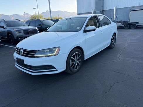 Used 2017 Volkswagen Jetta SE FWD image 3