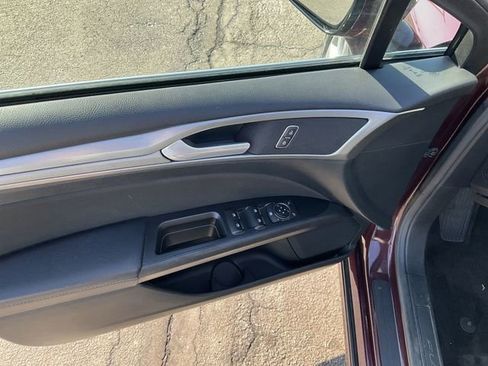 Used 2017 Ford Fusion SE image 26