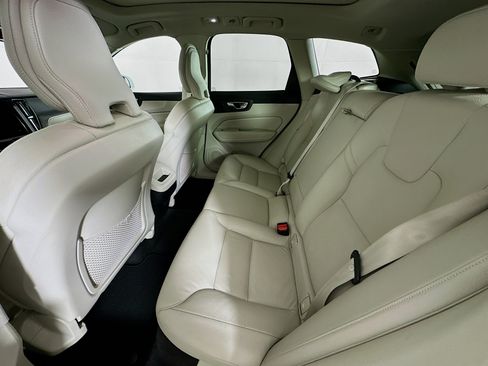 Used 2023 Volvo XC60 B5 Core FWD image 27