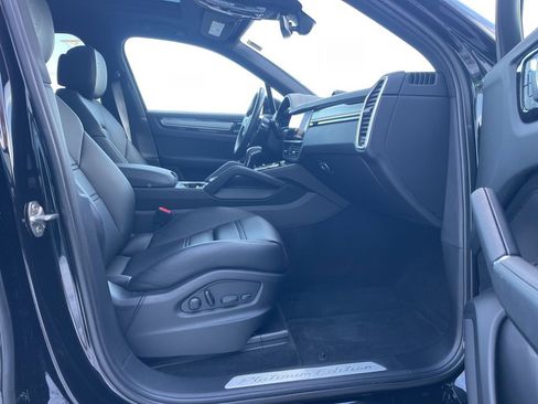 Certified 2023 Porsche Cayenne Platinum Edition image 17